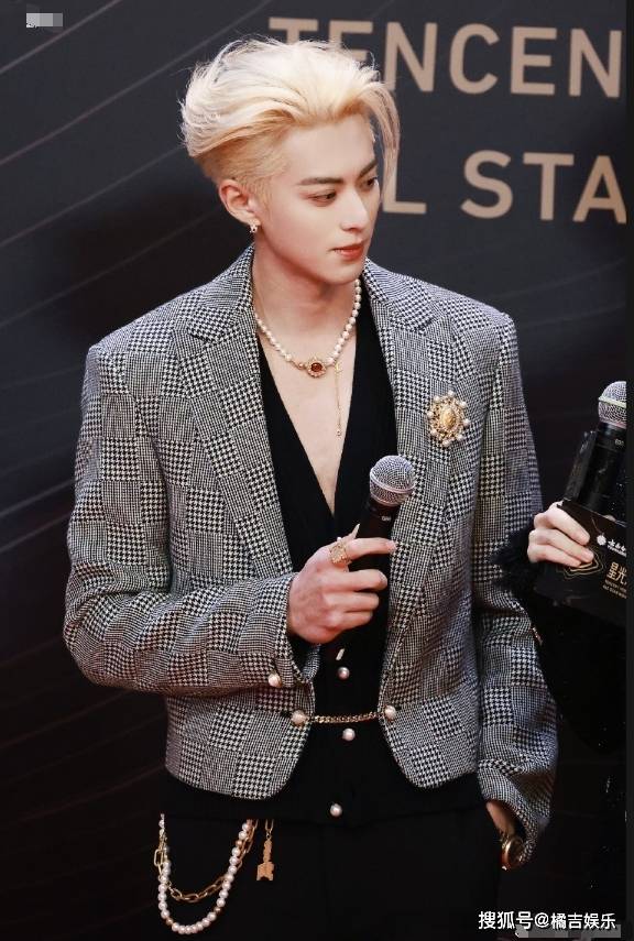 九游平台包含Uzi迎来十二赛季出色发挥，澳大利亚队观众热烈欢呼！赢得满堂喝彩的词条